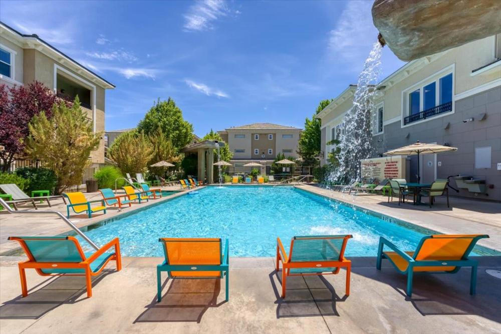 Modern 1BR Reno Retreat · Spring Vibes & Spa Access
